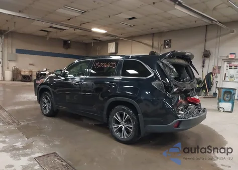 2017 Toyota Highlander Le Plus z USA, uszkodzony, nr VIN 5TDBZRFH2HS386610